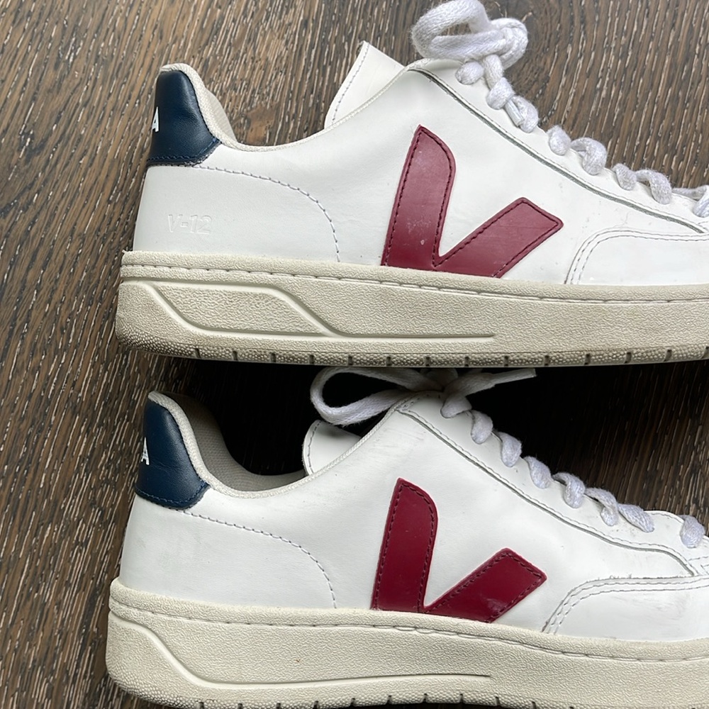 Veja V-12 Leather Sneaker - Picture 6 of 7